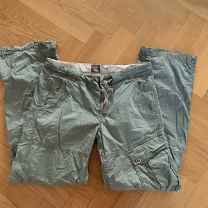 Cargobyxor - Lågmidjade bootcut militärgröna byxor som är lite för korta för mig som är 167. De påminner om de slutsålda gröna cargobyxorna från hm.