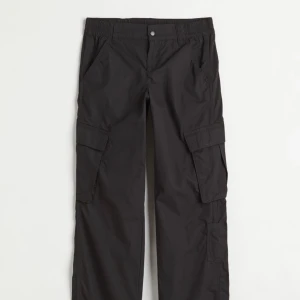 Cargo pants - Cargo pants från H&M, jätte fina lågmidjade cargo byxor i storlek 32. Jag är 165cm och dem är lite långa för mig. 