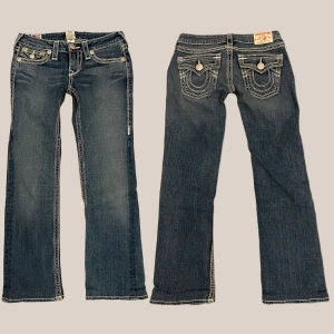 True Religion Jeans - Lågmidjade jeans från True Religion i superbra skick. Storlek 27/30, mått finns på sista sidan ❤️‍🔥Använd gärna ”Köp Nu”-funktionen eller kom med prisförslag!  (Jeansen är lite ljusare i verkligheten, bilden blev något mörk)