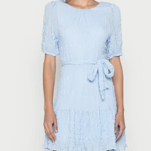 Blå klänning - En fin sommarklänning som är använd vid ett tillfälle Den är i storlek 38 men passar även om man brukar ha 36 Nypris: 500kr❣️