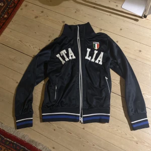 Italiatröja  - Så fin tröja nyss köpt på vinted. Dragkedjan va tyvärr sönder och orkar inte fixa den så därför säljer jag till någon som kanske orkar laga heheh. Barnstorlek men passar på mig som har XS❤️