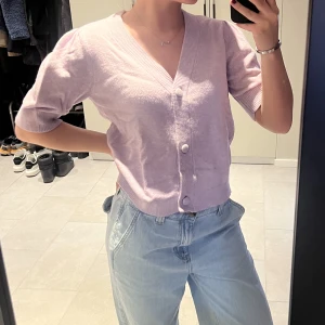 Kortärmad kofta  - Så snygg lila kortärmad stickad kofta. Aldrig använd