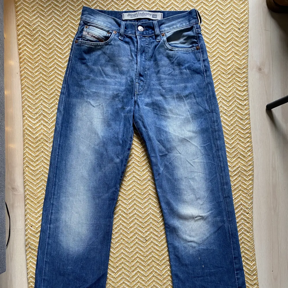 Ett par snygga diesel jeans säljes pga att dem har blivit försmå för mig. Lite smalare i midjan och länger i benen. Jeans & Byxor.