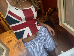 Flag print  - Hej, söker tröjor linnen toppar med Storbritanniens och usas flagga! Hör av dig om du säljer💕