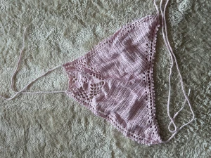 Stickad topp - Stickad topp med öppen rygg, hög krage