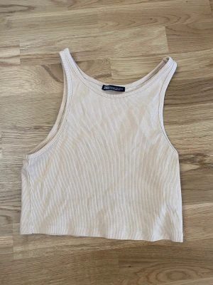 Zara  - En fin topp för sommaren 🥰skriv för fler bilder. I nytt skick