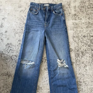 Raka jeans med hål - Raka jeans med hål från Ginatricot. Använd fåtal gånger, strl 32. 