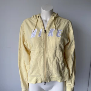 NIKE zip up - Ljusgul Nike zip-up hoodie i Storlek M Supermjuk och skön ⭐️ Lite skrynklig men annars i fint skick