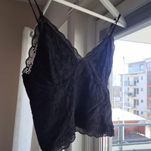 svart spetstopp - jättefin spetstopp, supersnygg under vit skjorta eller bara i sig. tyvärr för liten för mig