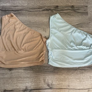 Off shoulder linne - Säljer ett beiget och en ljusblått off shoulder linne, båda är i stl L, säljes för 50kr stl eller 90 för båda! Frakt tillkommer❤️
