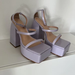 Lila blockklackar - Snygga oanvända lila blockklackar