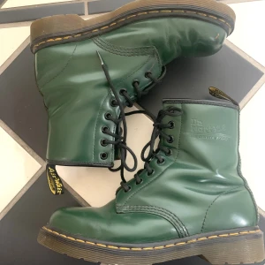 Gröna Dr. martens 37 - Gröna Dr. Martens i storlek 37. Dem är ingångna men i bra skick. 