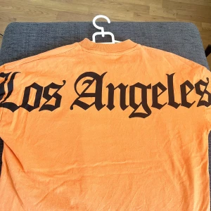 Los Angeles t shirt - Säljer pga av att jag Inge använder den. Den är oversizedfit storlek xs ( ungefär small på vanlig t shirt) köpare står för frakt.