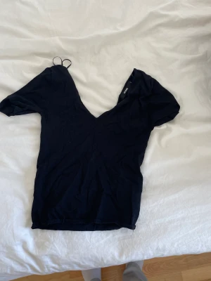Svart topp - Kan sitta som offshoulder eller ha den som v ringning om man vill de