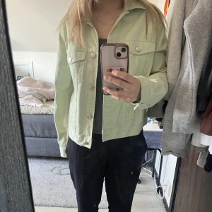 Jeansjacka, limegrön💚 - Superfin jacka nu till våren i en limegrön färg🍀 Köpte på h&m för några år sedan men aldrig använt. 