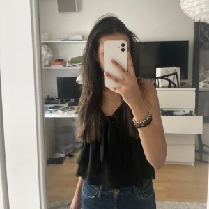 Zara Topp  - Söt svart kort topp ifrån Nakd💗