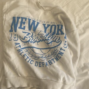 tröja  - TRYCK EJ PÅ KÖP NU!!! köpt för ett par år sen, skriv för frågor! 