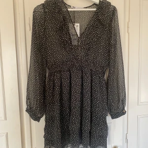 Klänning  - Klänning från zara. Nyannvänd! Skriv för fler bilder!