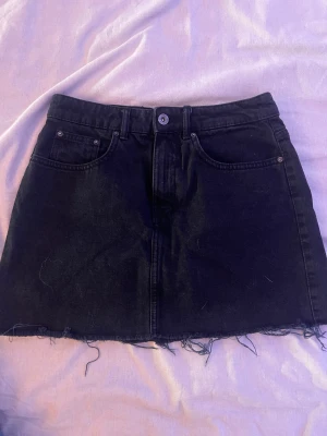 Svart jeanskjol Zara - Svart jeanskjol från Zara  storlek M (liten i storleken)   70kr + frakt 