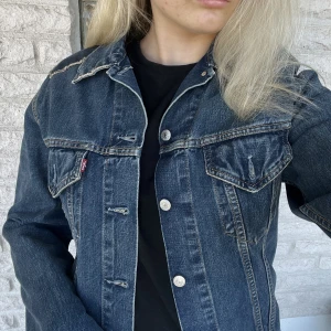 Levi’s jeansjacka - Supersnygg jeans jacka ifrån levi’s med sydda detaljer,  Den är i storlek L och skulle säga att den passar ngn mellan S-L beroend på hur oversize man vill ha den och den är unisex💙  Nypris: ca 1400kr