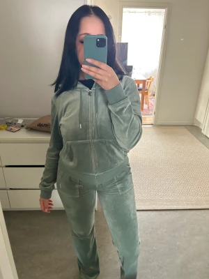 Juicy set  - Juicy couture set i ljus grönt, byxorna är i storlek S och koftan i storlek L då koftorna brukar vara små i storleken. Har använt fåtal gånger hemma, kan givetvis gå ner i pris vid snabbaffär 😊