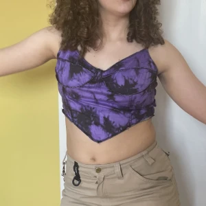 Lila linne - Lilla linne som jag köpte på plick. Har använt en del men behöver en ny ägare. Eftersom den är från shein är materialet tunnt.