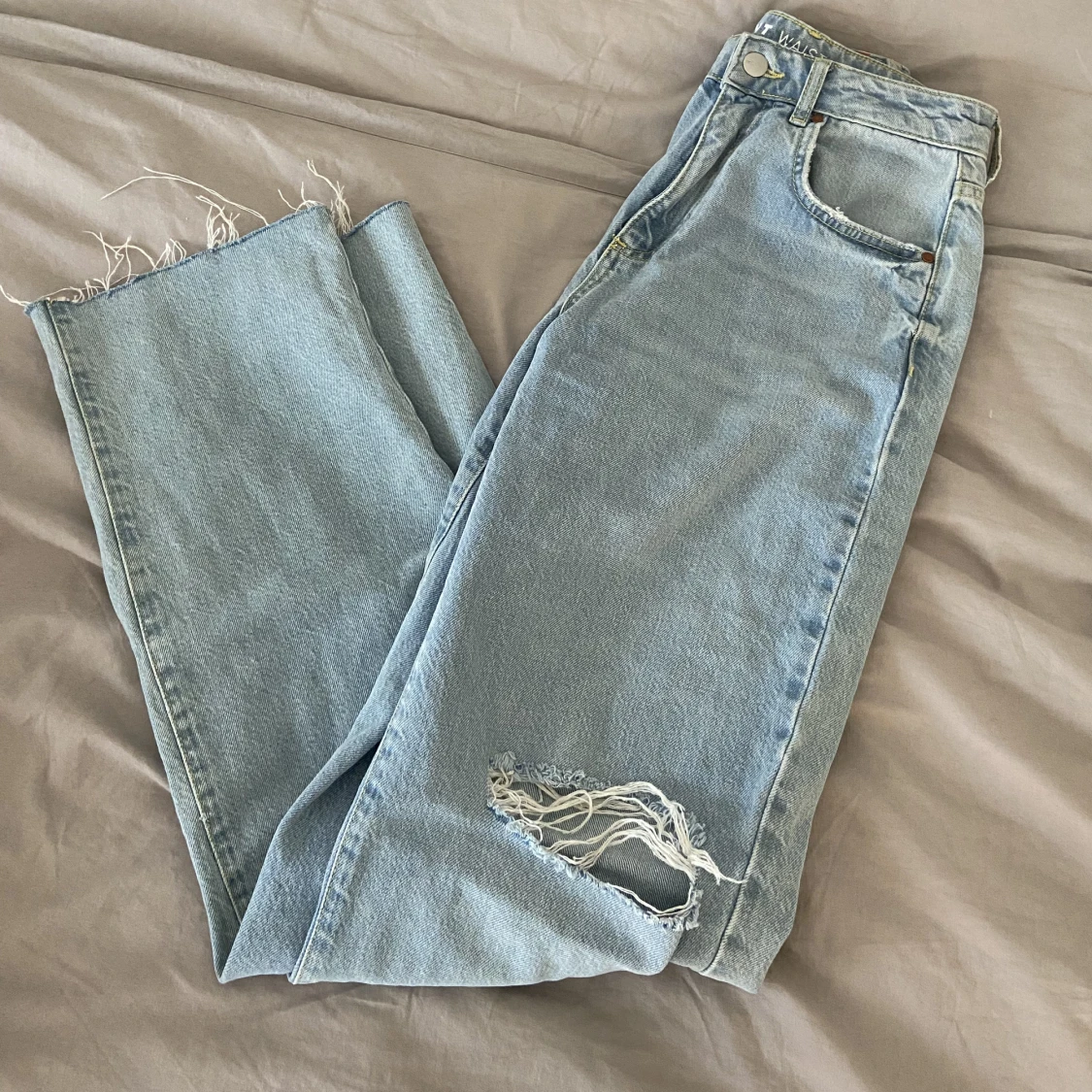 Jeans med hål i knäna 