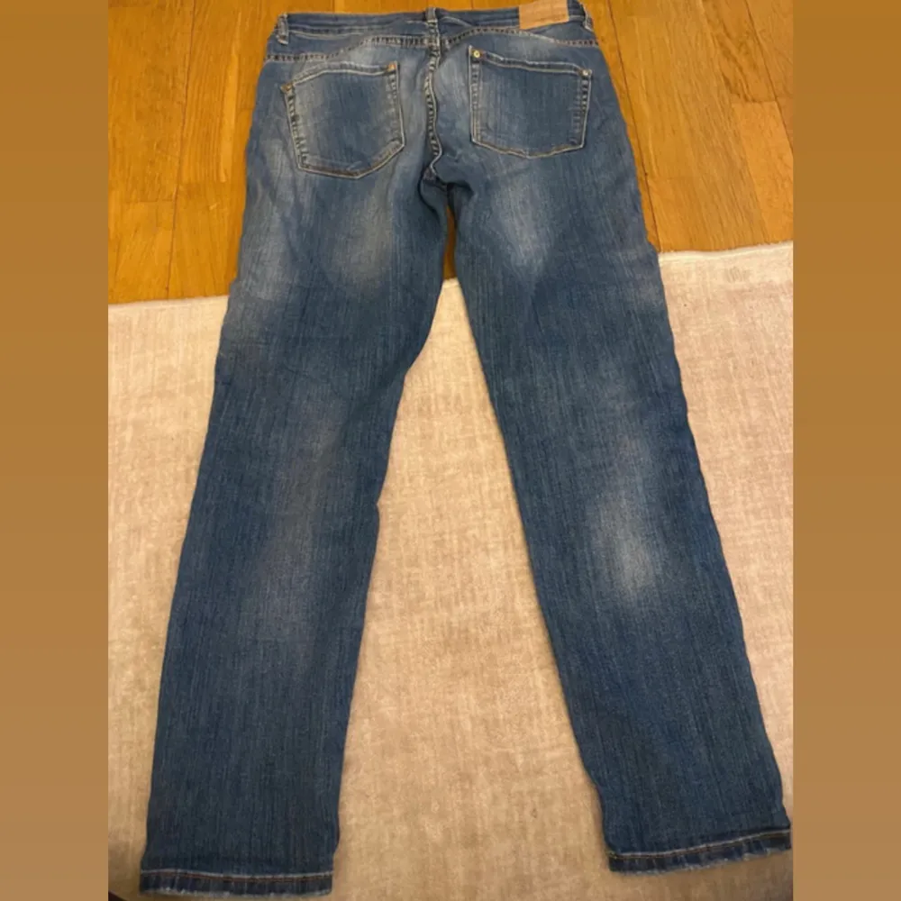 så snygga o bekväma low waist jeans från gina tricot. Säljer då de tyvärr är för små. Superstretchiga och några av de mest bekväma jeansen någonsin.  🫶🏼✨🌻. Jeans & Byxor.