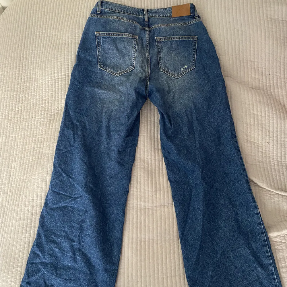 Fina vida jeans med några slitningar. Är i bra skick!. Jeans & Byxor.