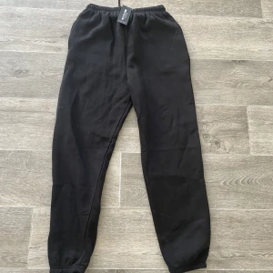 Oversized Mjukisbyxor - Svarta oversized helt nya mjukisbyxor från PrettyLittleThing. Lappen finns kvar och det finns inga defekter på plagget.🙌🏼❤️