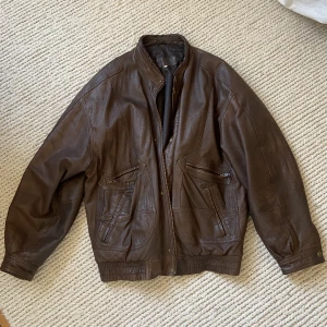 Brun skinnjacka - Oversized mörkbrun skinnjacka i bra skick, inga defekter. Sitter väldigt snyggt om man vill ha en baggy jacka. Skriv privat för mer info eller om du är intresserad av att köpa❤️