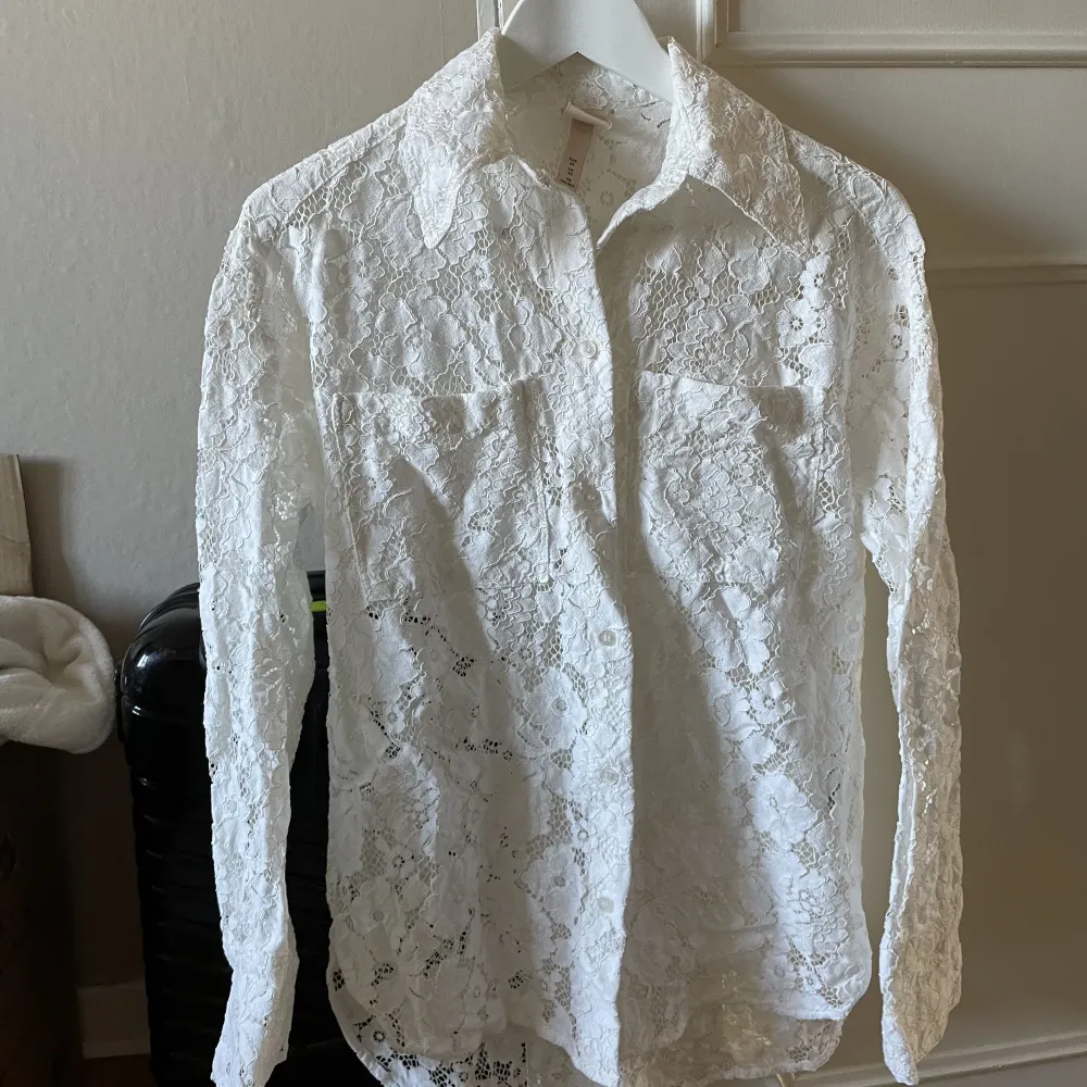 Spetsskjorta i vitt, lite oversize, använd fåtal gånger, behöver strykas lite bara.. Skjortor.