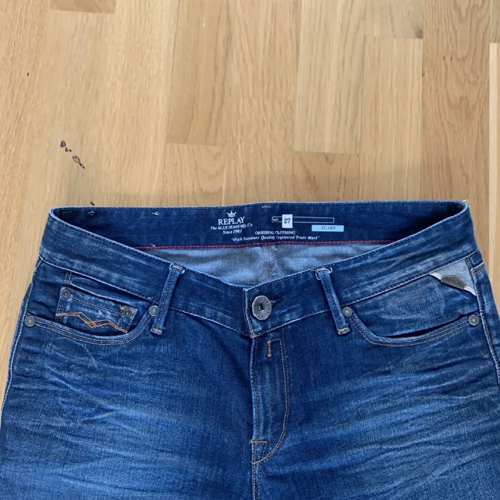 Jätte fina jeans från Replay i storleken W27.🤞🏼 Nypris 2000 kr, köpte dem oanvända med prislapp och har knappt använt dem. Tuvär lite för små på mig. Passar dock i längden, jag är 178 cm❤️. Jeans & Byxor.