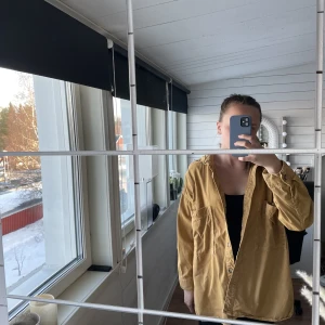 Skjorta - Detta är en fin skjorta i lite tjockare material🤩Går både att ha inne men också som en tunnare jacka!