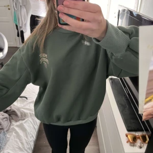Sweatshirt  - Jätte skön och mysig grön tröja!  Storlek S men sitter mer som M. Använd max 1 gång!