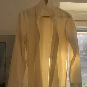 Riktigt clean vintage sommarskjorta från Filippa K i size M men passar L | sparsamt använd | hojta om du har några frågor eller funderingar 