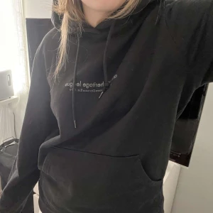 Hoodie  - Säljer denna svart/gråa hoodien då den inte kommer till användning! Storlek S från herravdelningen på h&m. Använd fåtal gånger