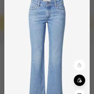 Ett par snygga low waisted jeans från levi’s. Ny pris 1100kr säljer för 200kr. De är i storlek 27 ( passar en som s):))))