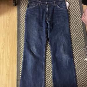 VINTAGE orange tab levis jeans från 1973 tror jag. Nästan helt perfekt skick 9/10. Köpta i Edinburgh Skottland! Passform 36w 36L  Lott 617-0217 bootcut