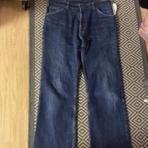 Vintage Orange tab Levis - VINTAGE orange tab levis jeans från 1973 tror jag. Nästan helt perfekt skick 9/10. Köpta i Edinburgh Skottland! Passform 36w 36L  Lott 617-0217 bootcut
