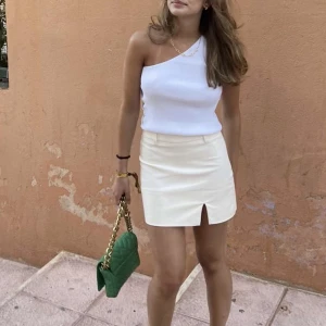 Kjol - En fin beige kjol jag köpte i Spanien från strandivarius och enbart har använts ett fåtal gånger. Den är för liten för mig vilket gör att jag inte har användning av den längre. 