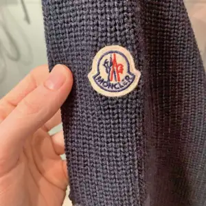 Moncler Cardigan i nyskick, storlek M passar S. Original pris: 9000kr. Nypris 3800kr och pris kan diskuteras. Tar endast swish