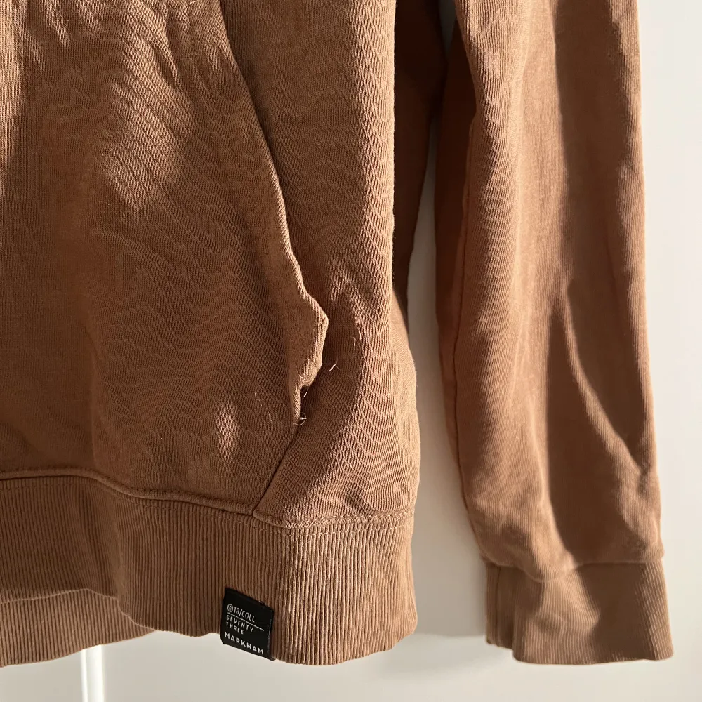 Light brown hoodie. Front pocket seam is broken (but easy to fix). Soft and thinner material. Classic fit, not oversize.. Hoodies.