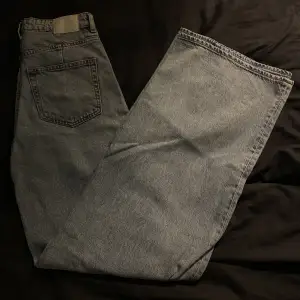 Vida snygga jeans från weekday, slutsålda, modellen ace! Nyskick, storlek W25L34, men de är lite stora i storleken så skulle säga att de mer passar en W26/W27! Nypris: 500kr