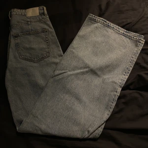 Vida jeans - Vida snygga jeans från weekday, slutsålda, modellen ace! Nyskick, storlek W25L34, men de är lite stora i storleken så skulle säga att de mer passar en W26/W27! Nypris: 500kr