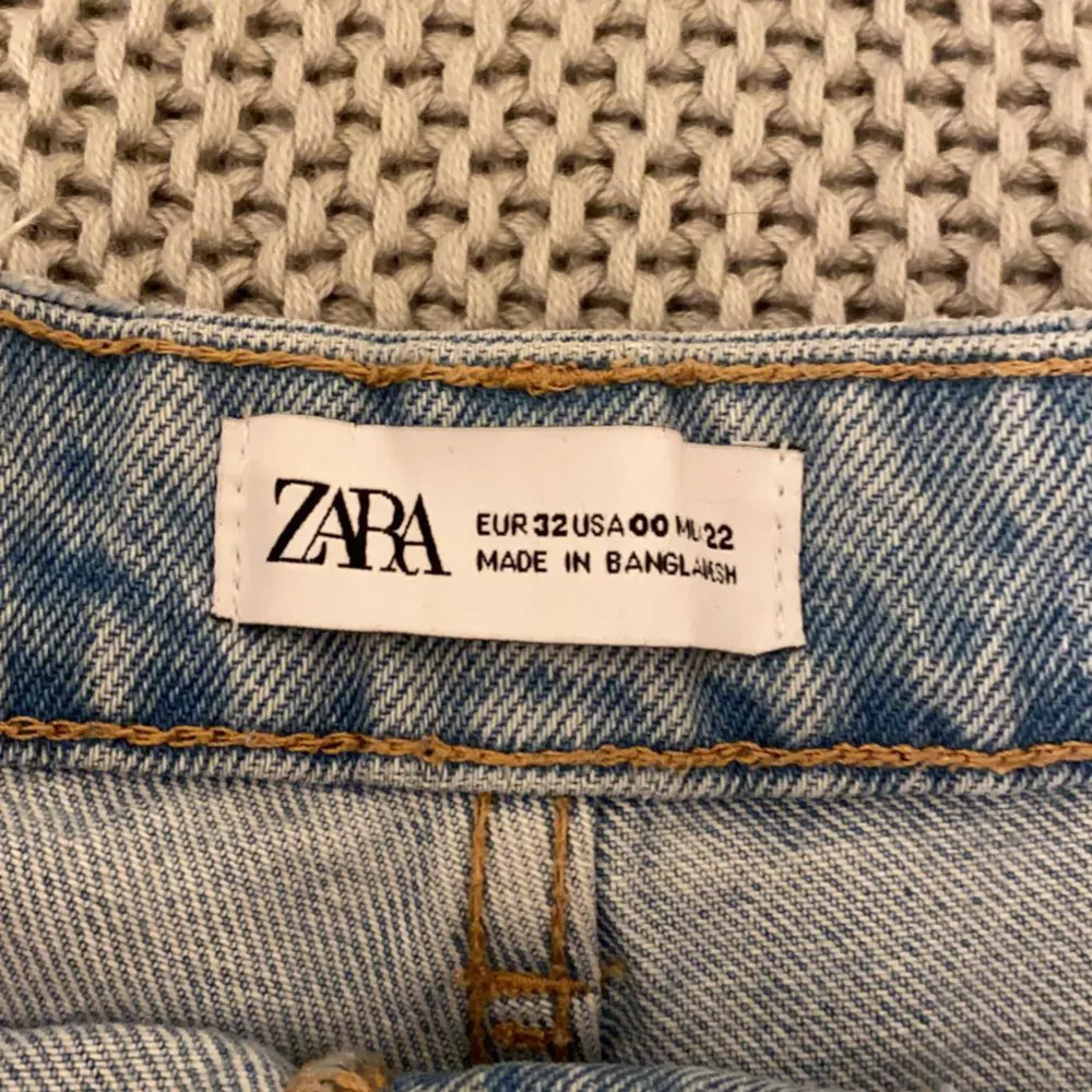 Säljer dessa jätte snygga ljusblåa jeansshortsen från Zara! Köpta i spanien 2021 men har knappt använt dom! Perfekta nu till sommaren! Pris kan diskuteras! Köparen står för frakten💞. Shorts.