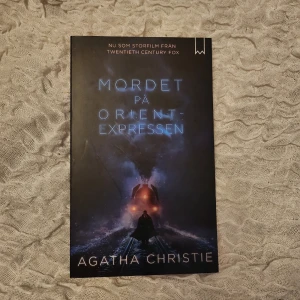 Agatha Christie- Mordet på Orientexpressen - Hej! Säljer denna fina bok för att göra lite plats i bokhyllan!❤️ Boken är i jättebra skick! Frakten är inräknad i priset! 💕🫶🏻
