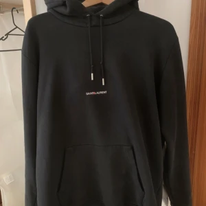 Saint Laurent hoodie - Stilren och snygg hoodie från Saint Laurent. Nypris ca 7000kr. Skriv om ni har frågor