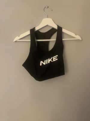 Träningstopp  - En träningstopp från Nike  Använd fåtal gånger 