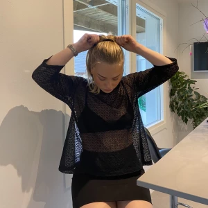 Genomskinlig topp - En snygg topp som är ”genomskinlig” och passar bra vid firanden eller fester🍾🎉 Den är använd någon gång men har inte tydliga tecken på slitage förutom knappen där bak som ni ser i sista bilden😄